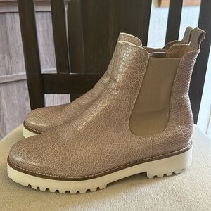 Andre Assous Peggy Leather Croc Snakeprint Pull On Boots Tan Neutral Size 10